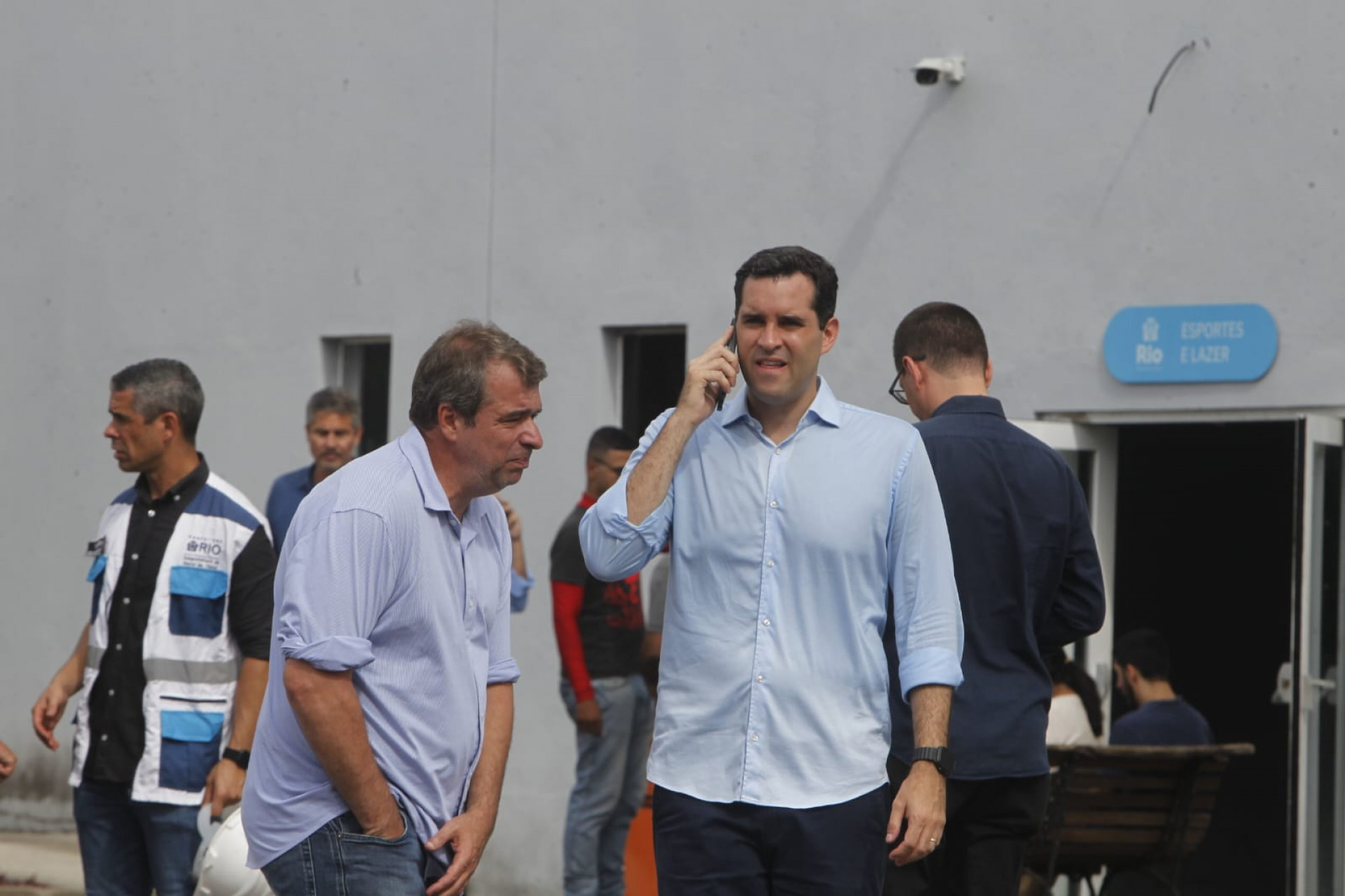 Prefeito Eduardo Cavaliere acompanha combate em incêndio no Velódromo do Parque Olímpico - Reginaldo Pimenta/Agência O DIA