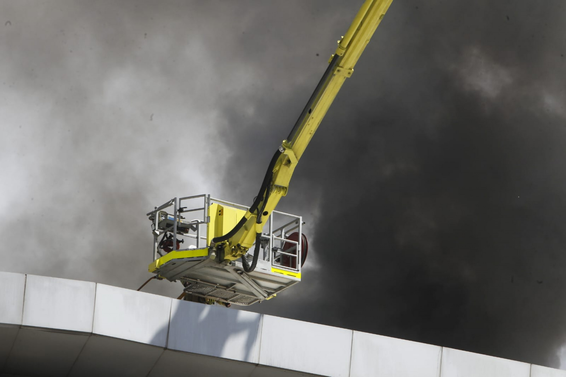 Fogo voltou a se alastrar no teto do Velódromo do Parque Olímpico no fim da manhã desta quarta - Reginaldo Pimenta/Agência O DIA