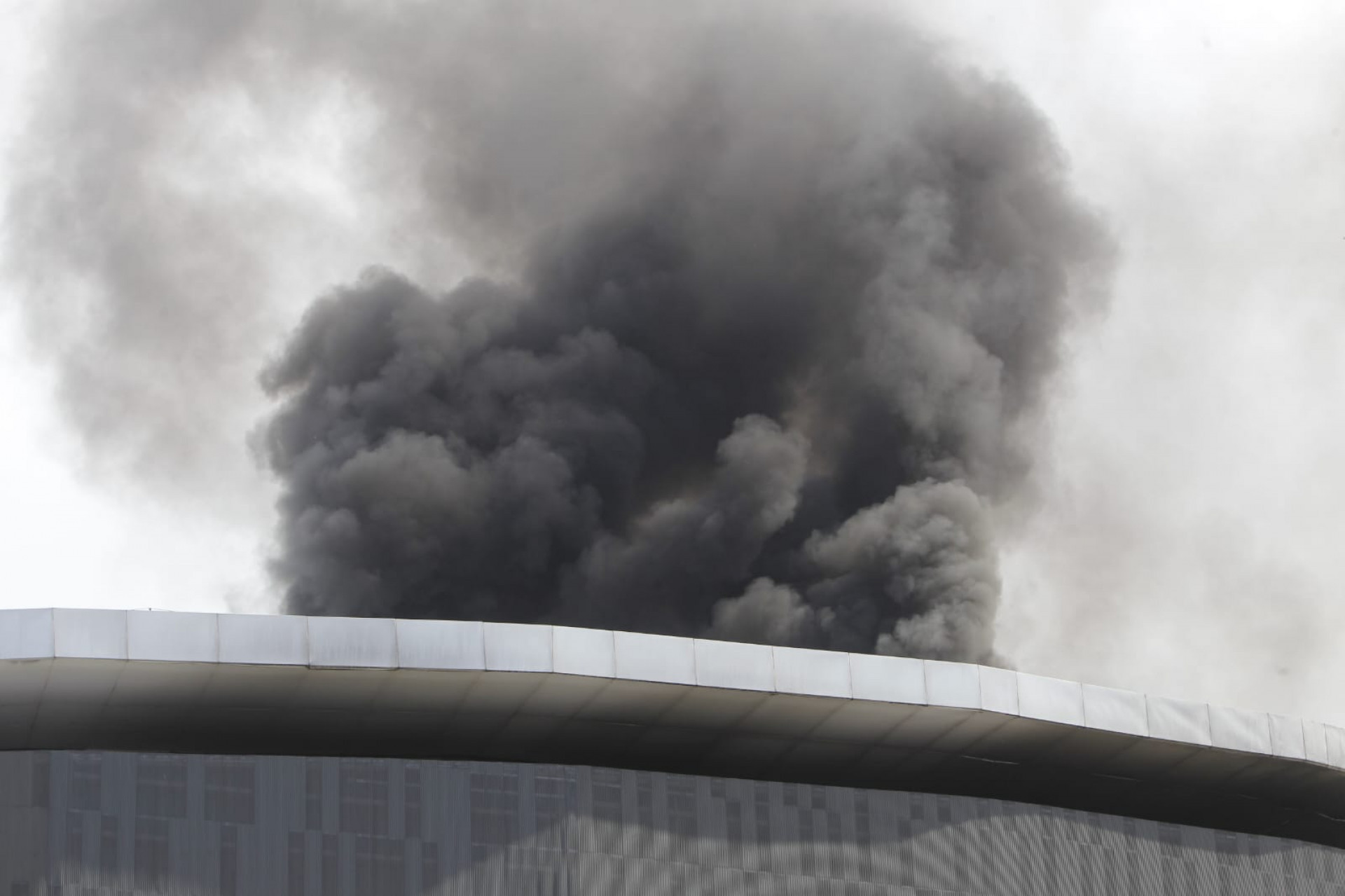 Fogo voltou a se alastrar no teto do Velódromo do Parque Olímpico no fim da manhã desta quarta - Reginaldo Pimenta/Agência O DIA