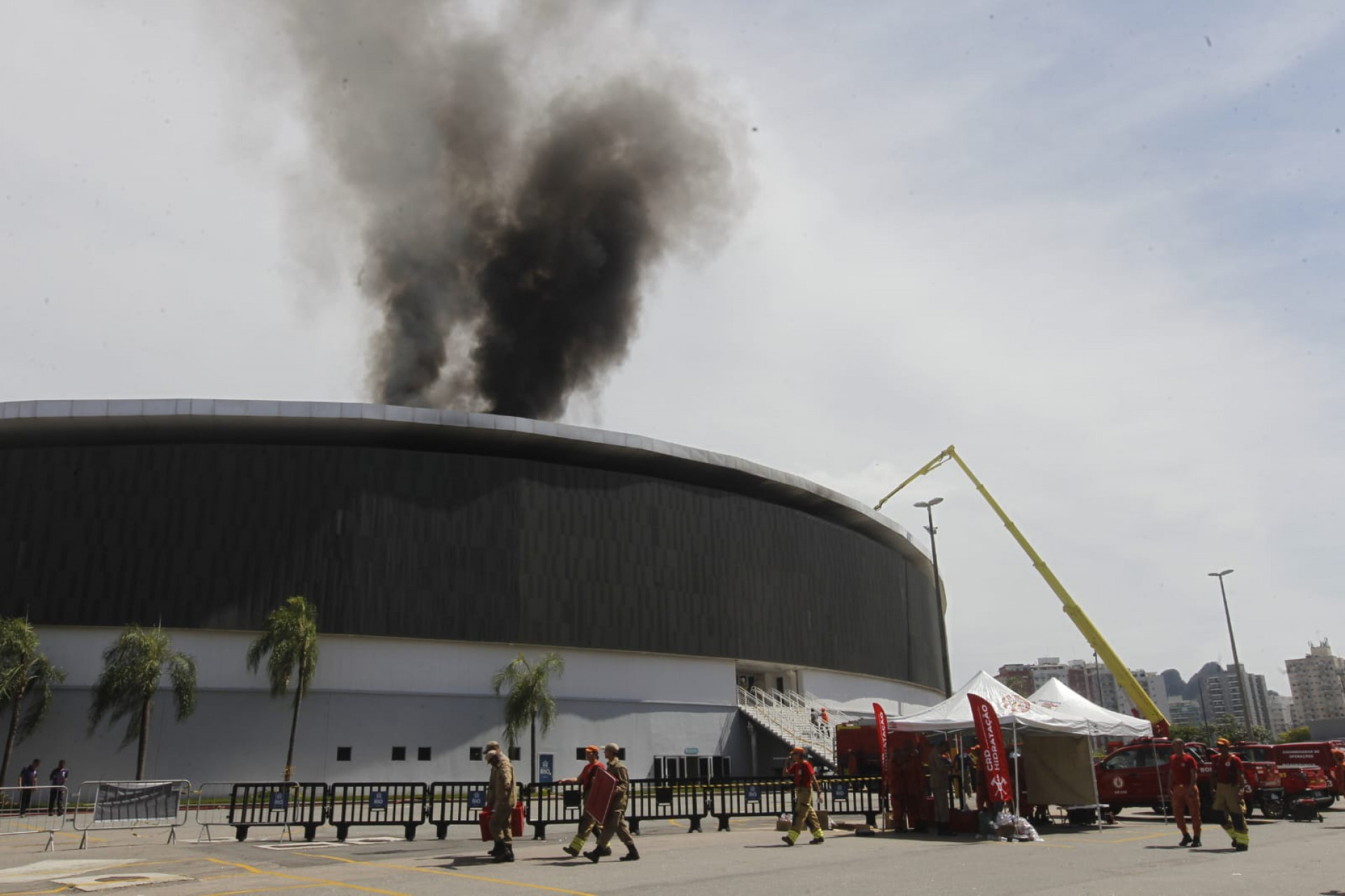 Fogo voltou a se alastrar no teto do Velódromo do Parque Olímpico no fim da manhã desta quarta - Reginaldo Pimenta/Agência O DIA