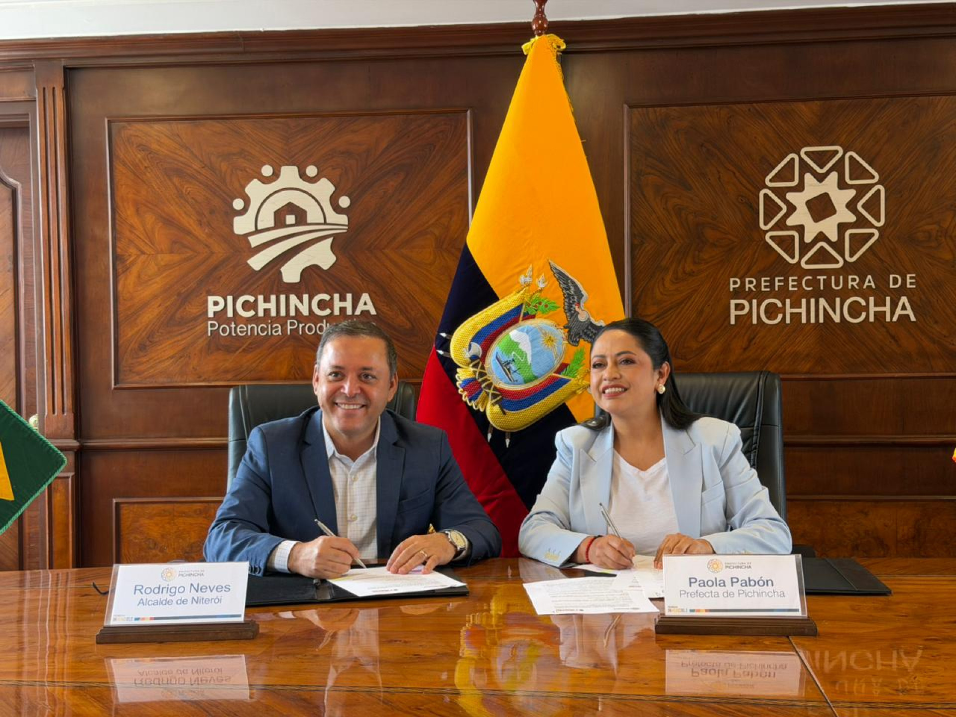 Prefeito de Niterói e presidente da Rede Mercocidades assinam acordo de cooperação no Equador