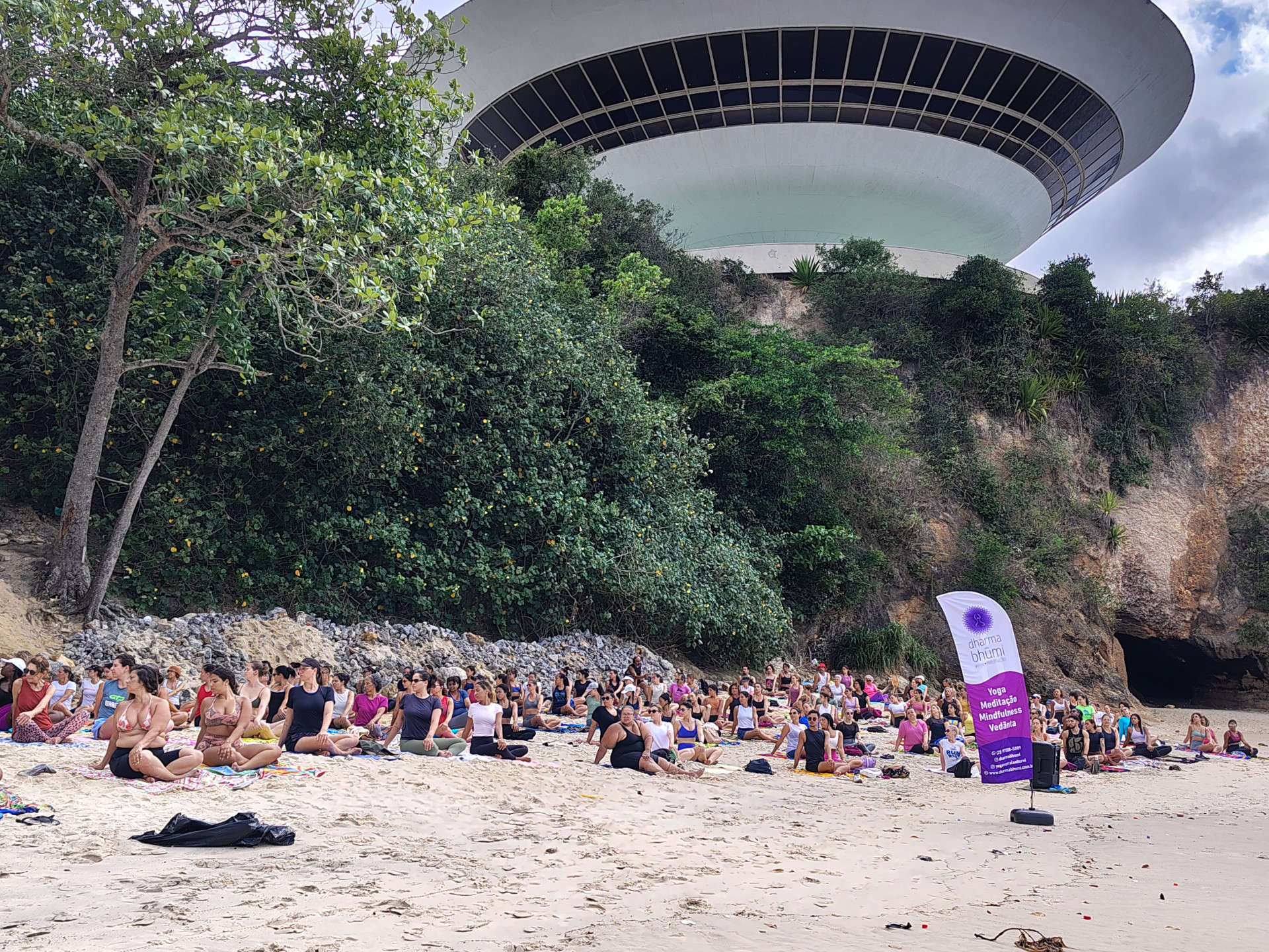 Niterói: Yoga na Praia será realizado no próximo domingo, em homenagem às mulheres
 - Divulgação