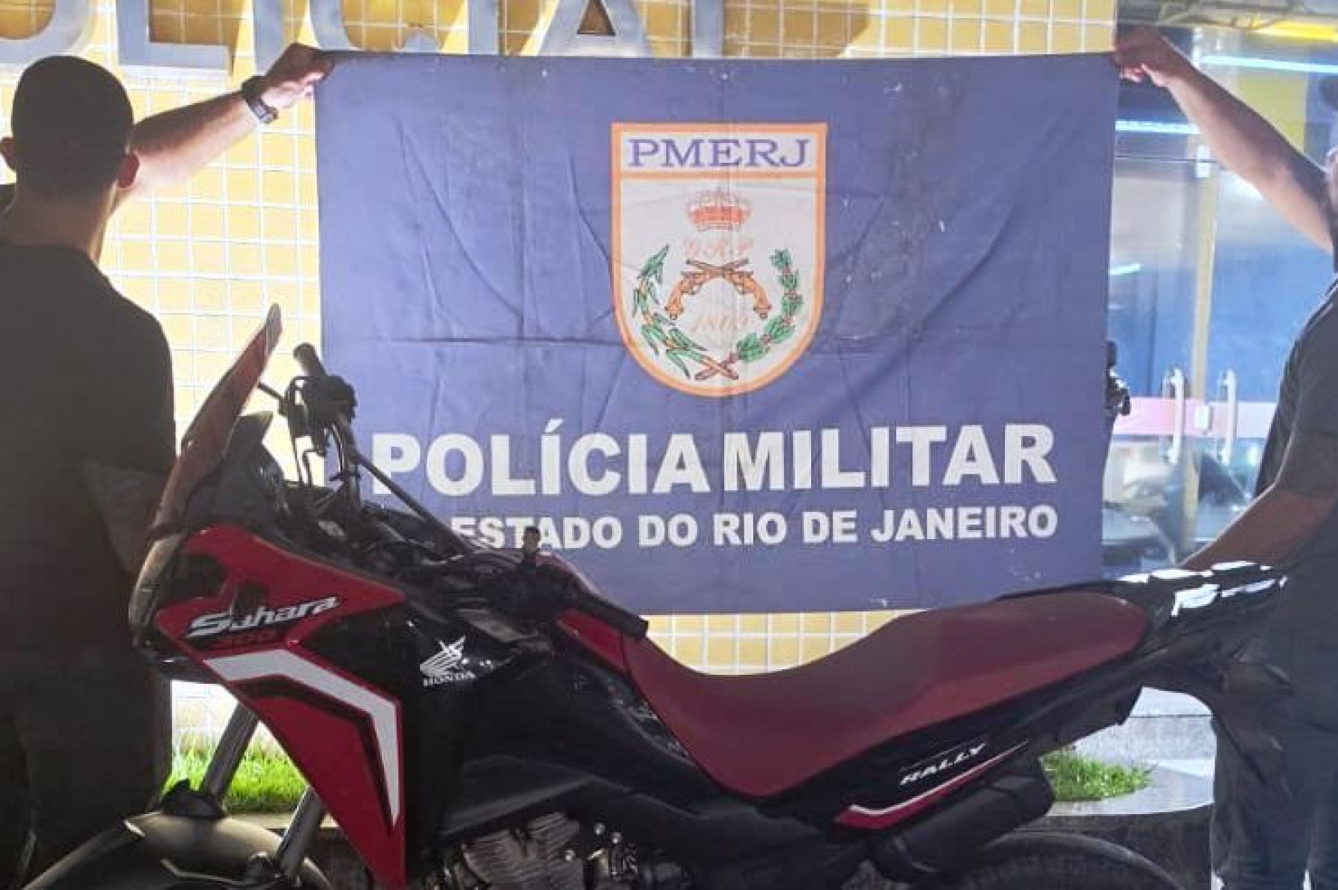 Flagra na praça termina com prisão por tráfico e apreensão de drogas em Macaé