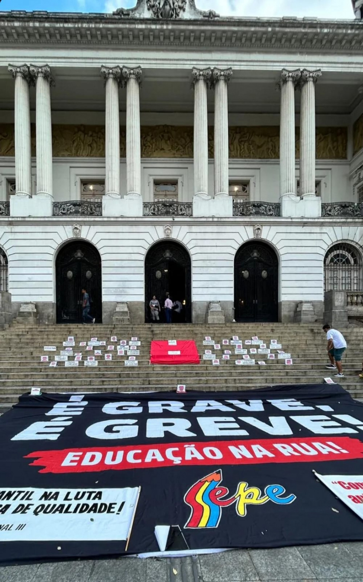 Assembleia decide por nova paralisação de professores da rede pública em maio