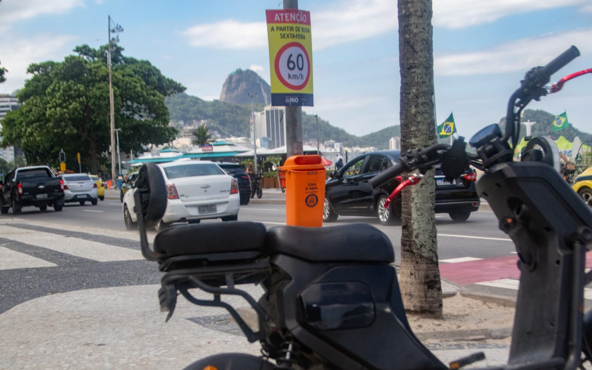 Prefeitura instala placas com novo limite de velocidade na orla de Copacabana