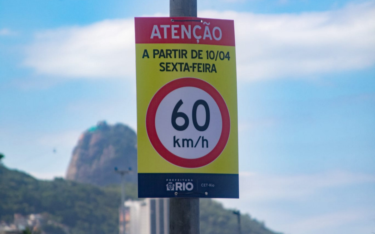 Prefeitura instala placas com novo limite de velocidade na orla de Copacabana, nesta quinta (9)
