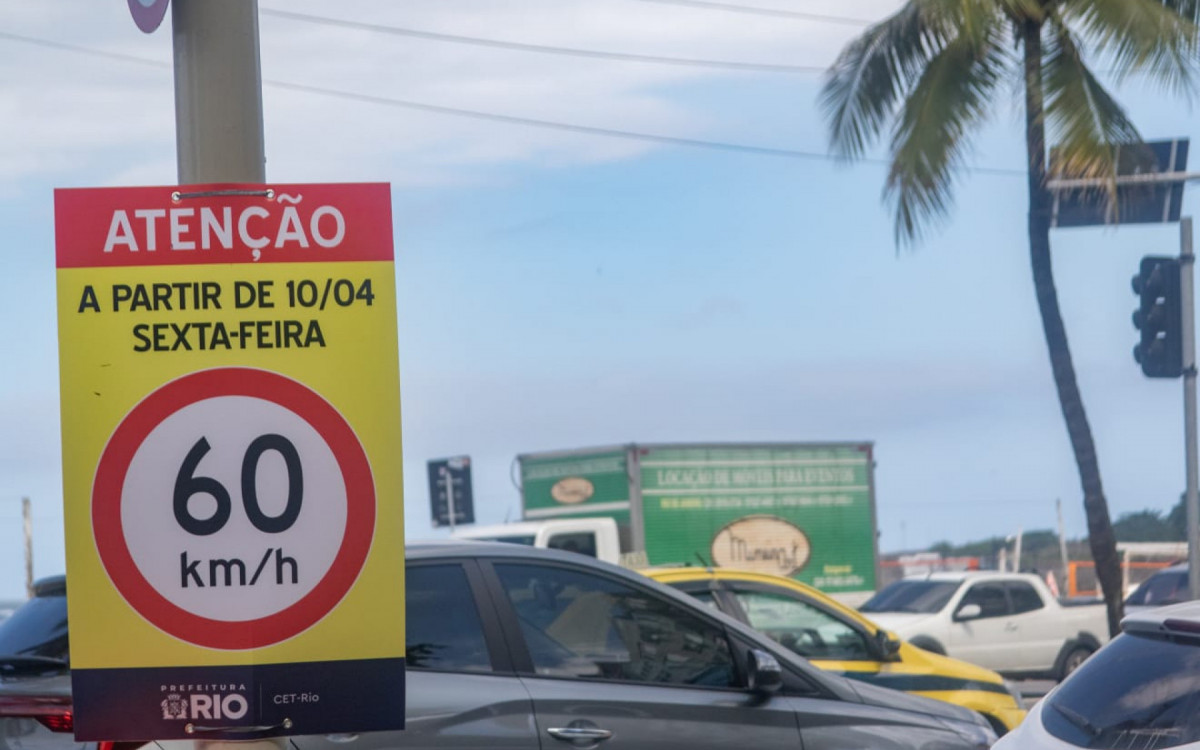 Prefeitura instala placas com novo limite de velocidade na orla de Copacabana
