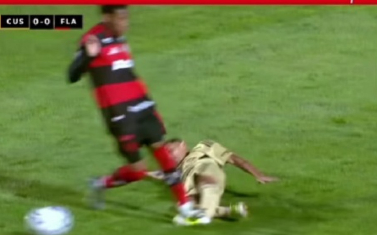 Gonzalo Plata acerta o tornozelo do advers&aacute;rio em Cusco x Flamengo - Reprodu&ccedil;&atilde;o de Instagram