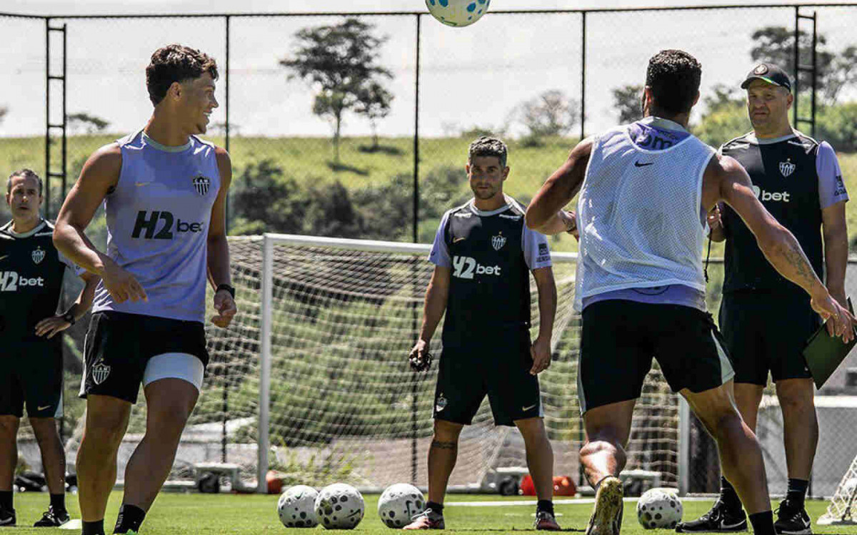 Emocionante! Hulk treina pela primeira vez com o filho no Atl&eacute;tico