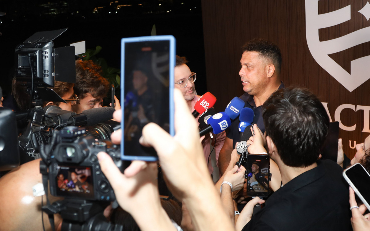 Ronaldo Nazário e Celina Locks reúnem convidados em lançamento de clube de luxo em SP