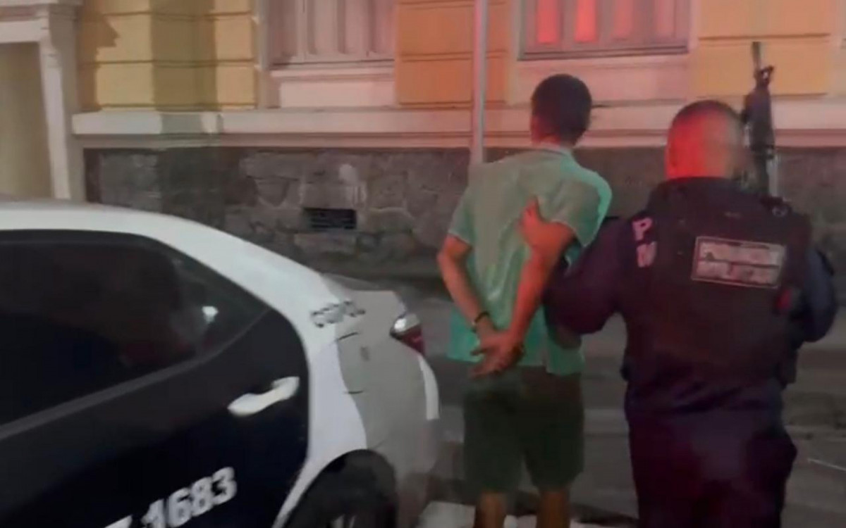 Homem é preso em carro envolvido em vários furtos e é flagrado com peça automotiva furtada em Maricá
