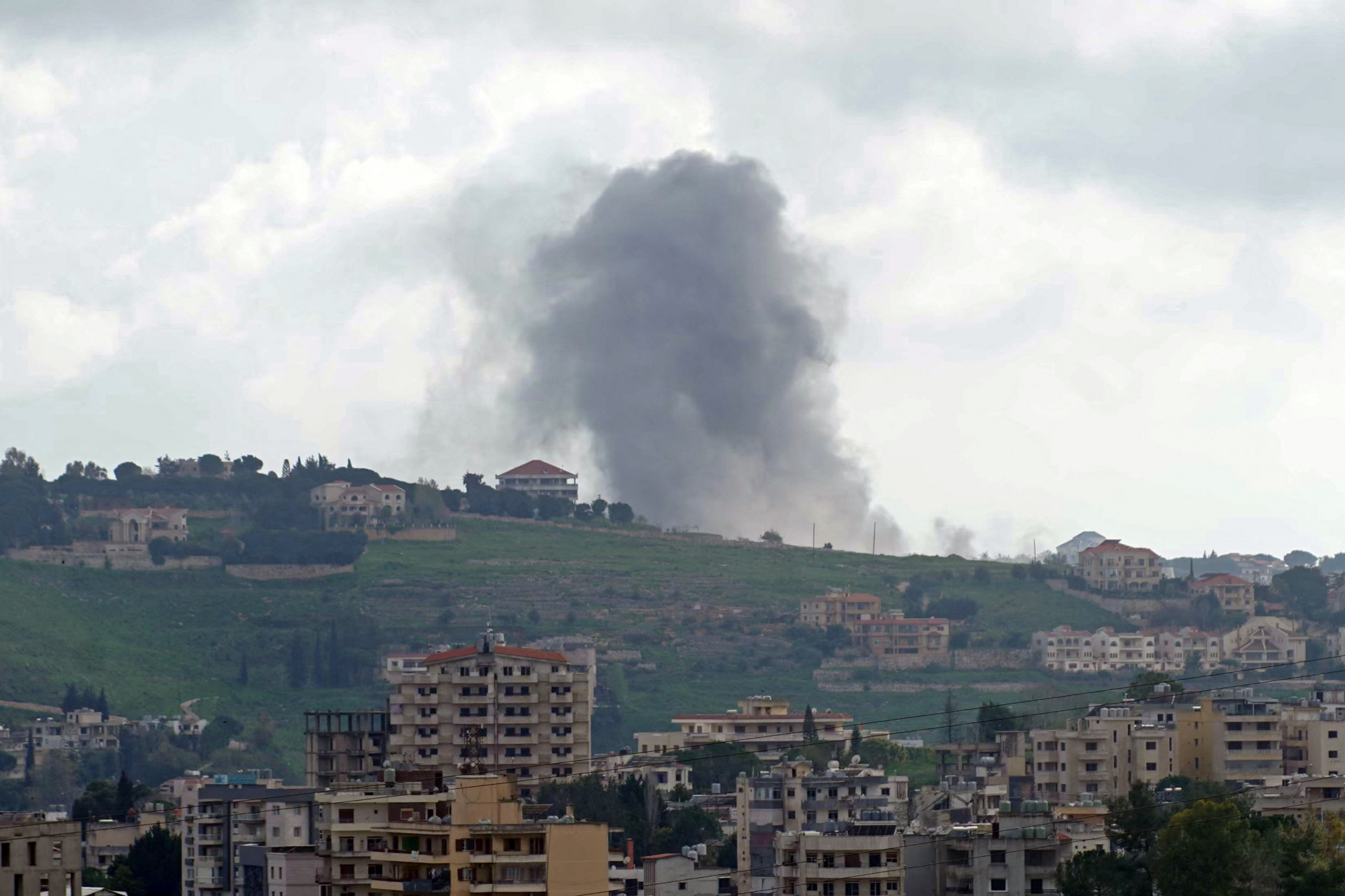 Número de mortos em ataque israelense no Líbano sobe a 357