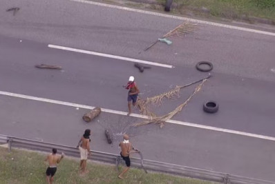 Rio-Teresópolis é bloqueada em protesto por morte de morador na Vila Sapê, na Baixada