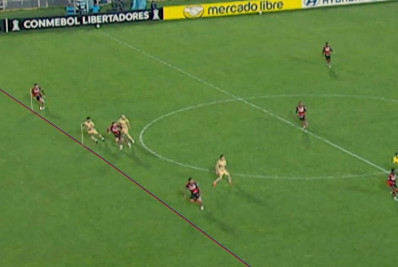 Jornal critica arbitragem em lances a favor do Flamengo: 'Escândalo do VAR'