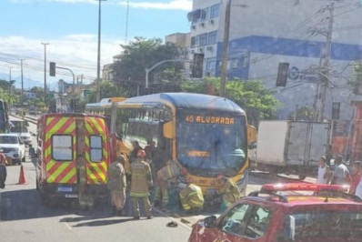 Acidente entre BRT e moto em Vaz Lobo deixa feridos