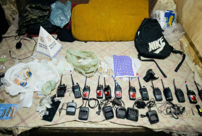 Polícia descobre casa usada pelo tráfico e apreende drogas, munições e rádio em Macaé