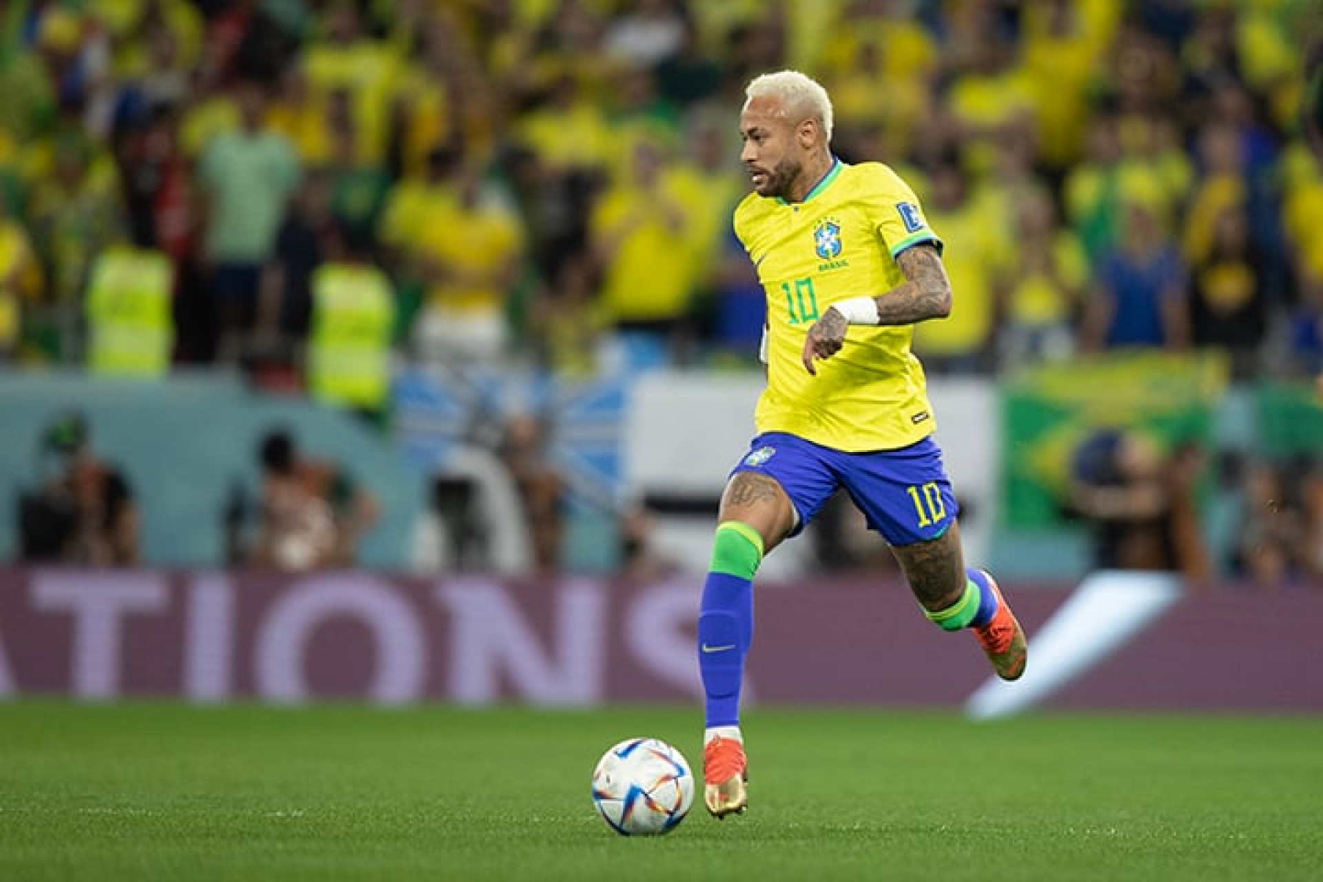 Neymar comenta falas pol&ecirc;micas ap&oacute;s jogo e detalha jantar com amigos