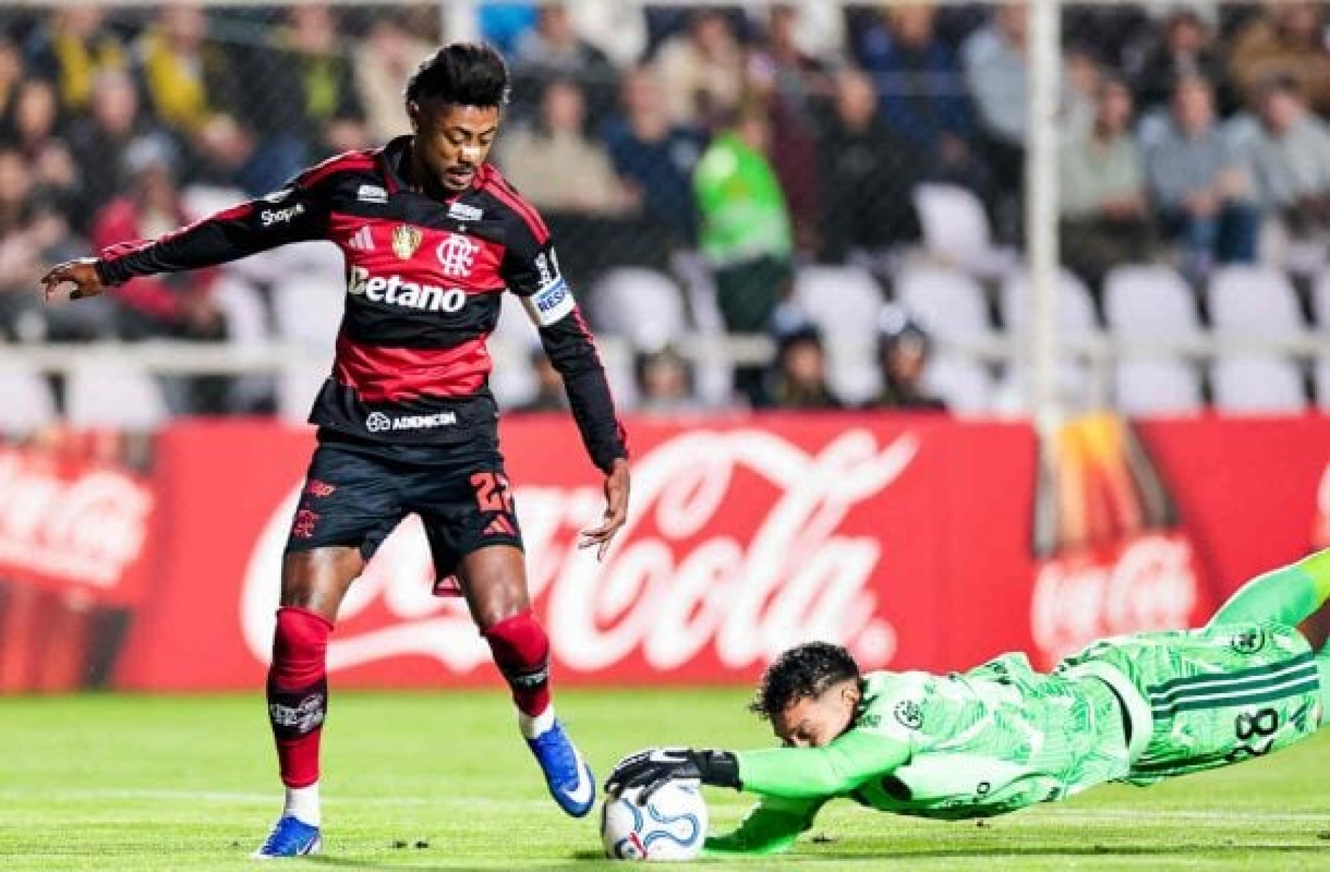 Um dos her&oacute;is do Flamengo na estreia, Bruno Henrique comenta altitude