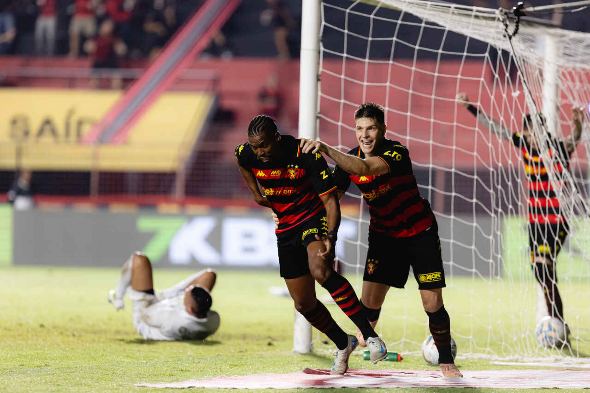 Sport faz segundo tempo de encher os olhos, bate Retr&ocirc; e mant&eacute;m 100% na Copa do Nordeste