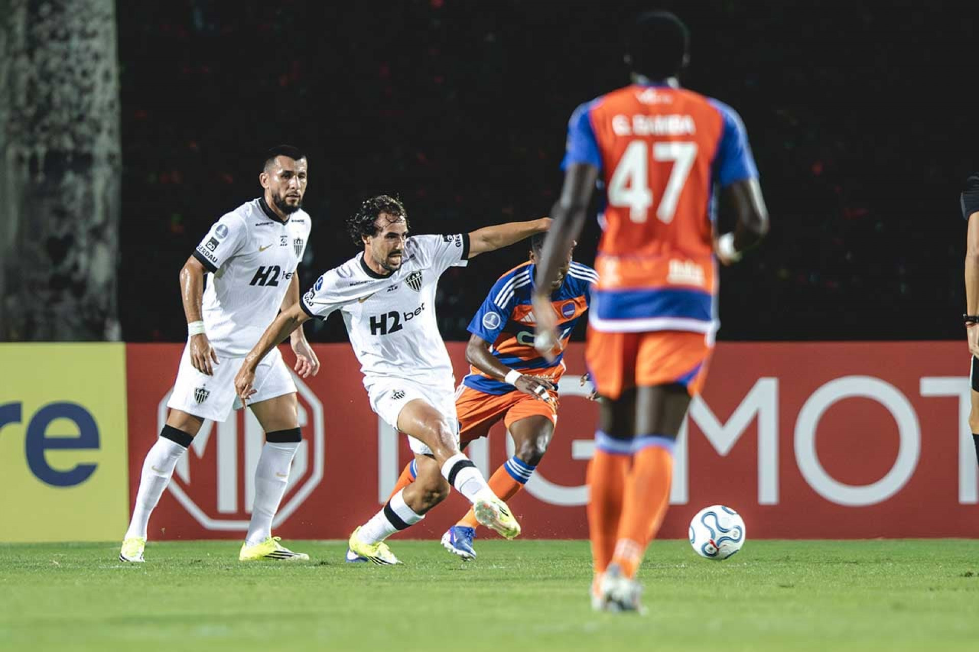 Bernard explica derrota do Atl&eacute;tico na Sul-Americana e aponta impacto das mudan&ccedil;as