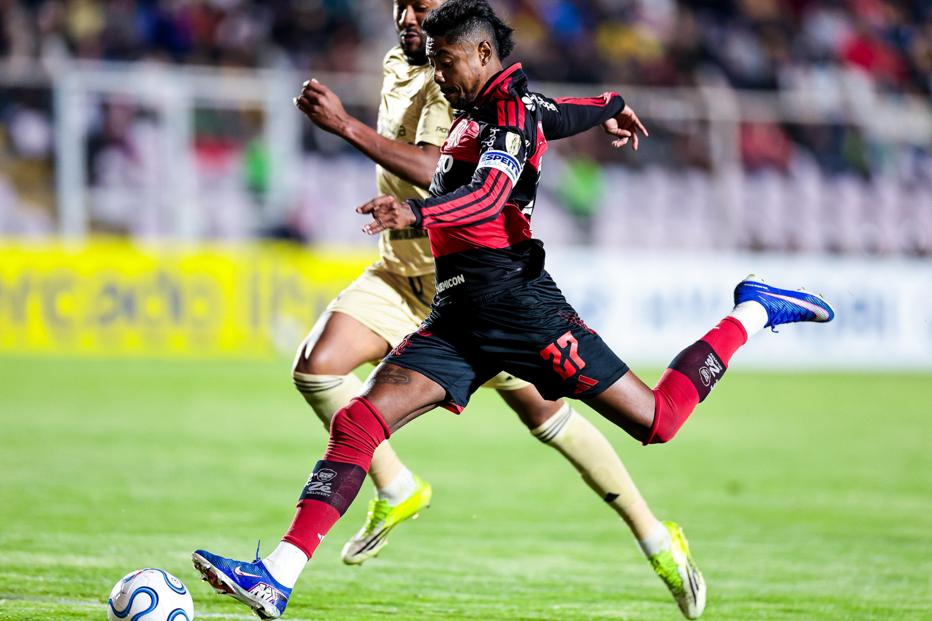 Titular após quase dois meses, Bruno Henrique faz grande jogo na altitude