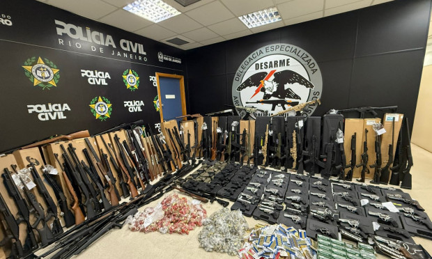 Polícia apreende 160 armas durante operação contra comércio ilegal