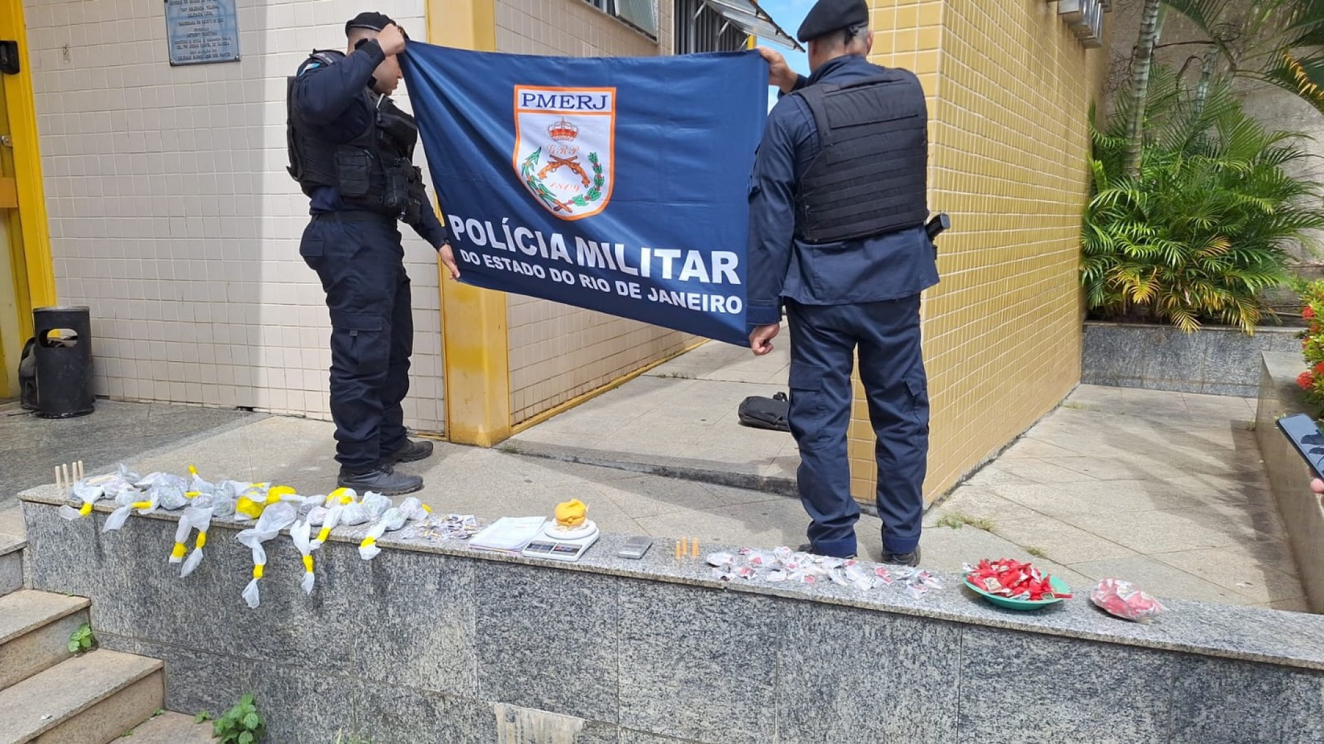 PM apreende grande quantidade de drogas em Levy Gasparian