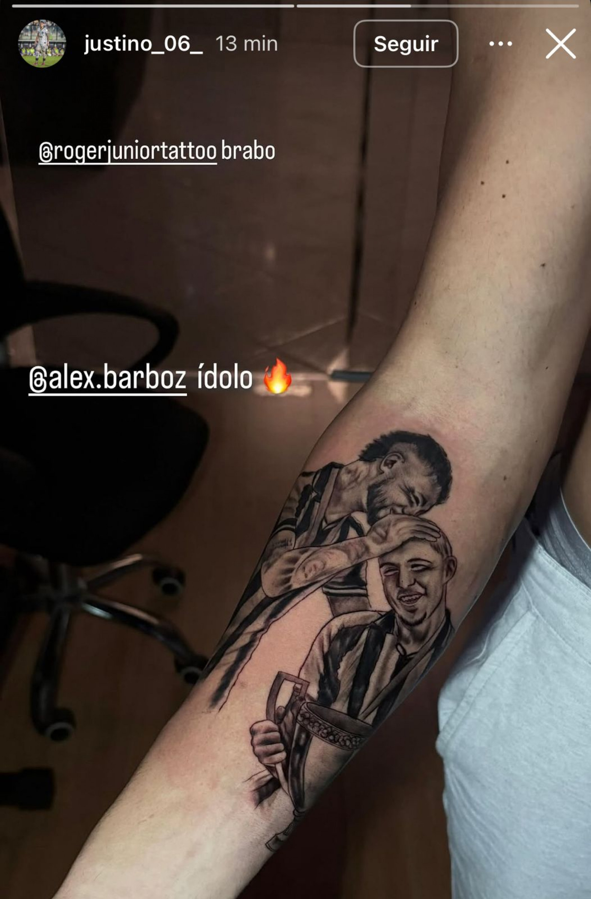 Justino revela como ficou a tatuagem - Reprodu&ccedil;&atilde;o/Instagram @justino_06_
