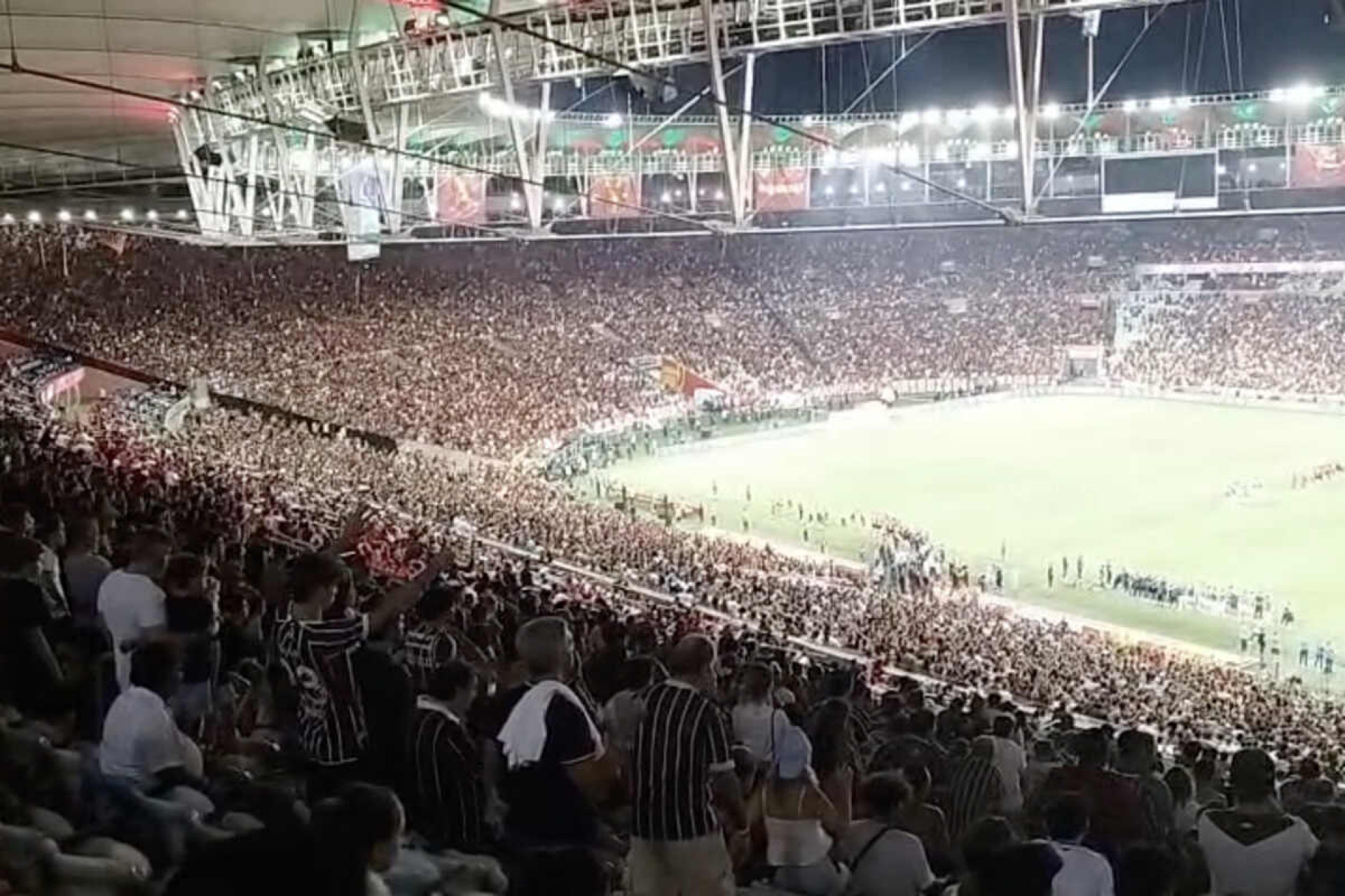 Flamengo tenta adiar cl&aacute;ssico contra o Fluminense por atraso em viagem