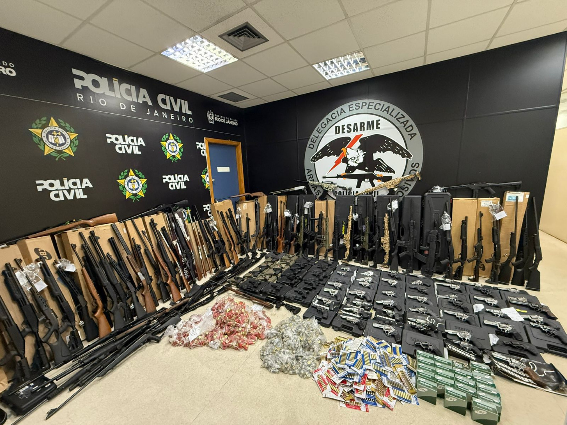 Agentes encontraram arsenal exposto à venda em comércio de São Gonçalo - Reprodução