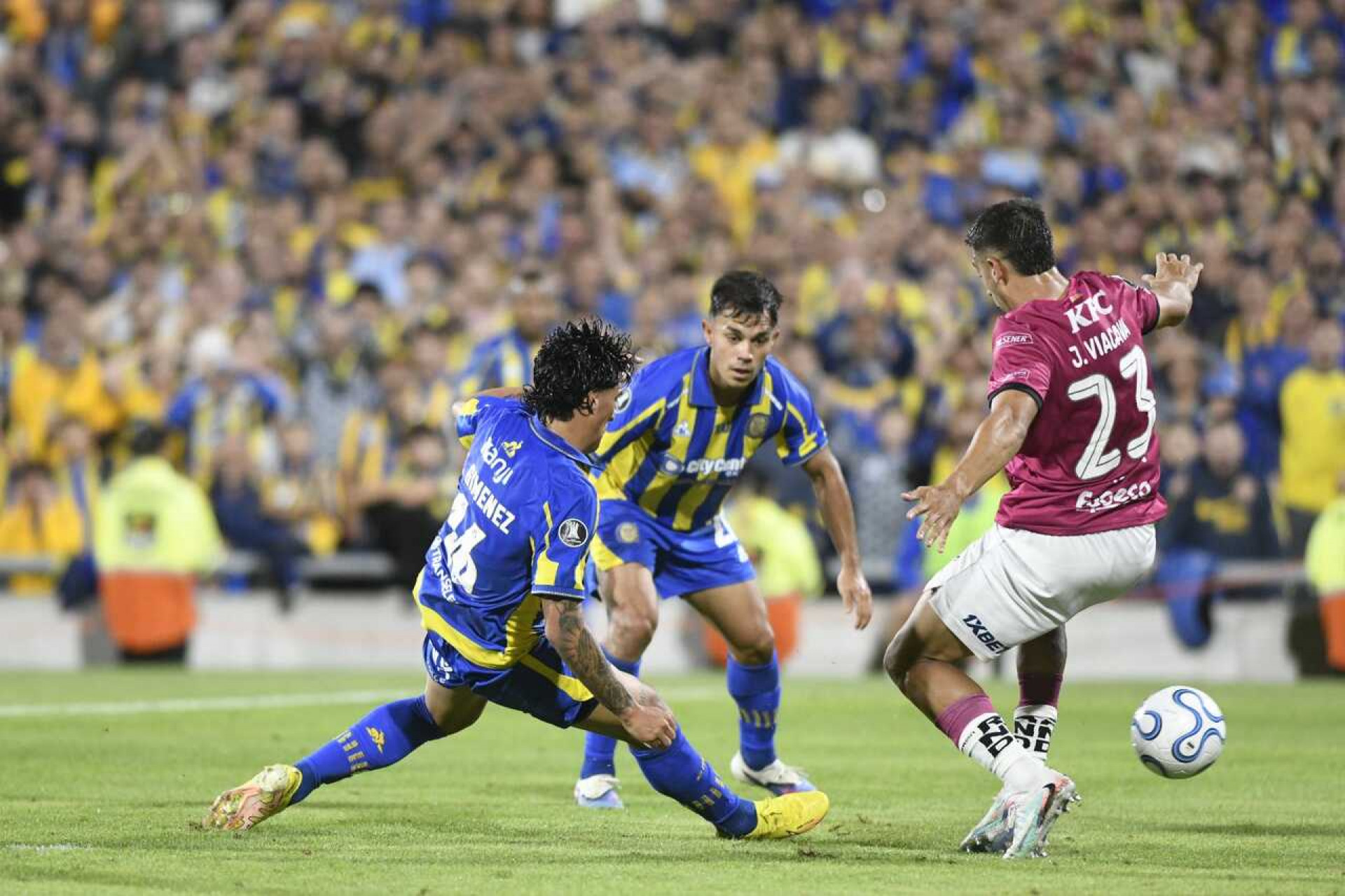 Com Di Mar&iacute;a e um a mais, Rosario Central s&oacute; empata com o Del Valle