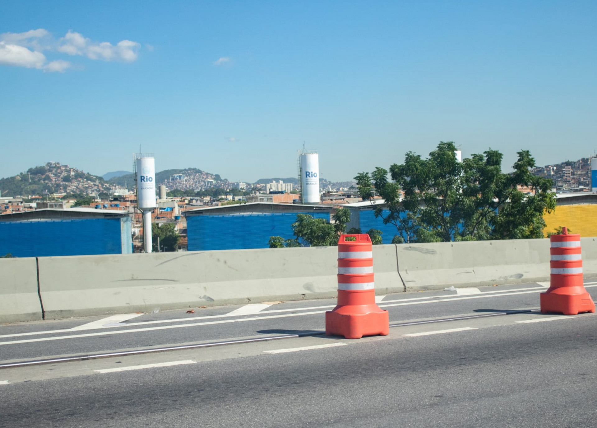 Local segue isolado para a chegada da borracha elastomérica, segundo a Prefeitura do Rio - Érica Martin / Agência O Dia