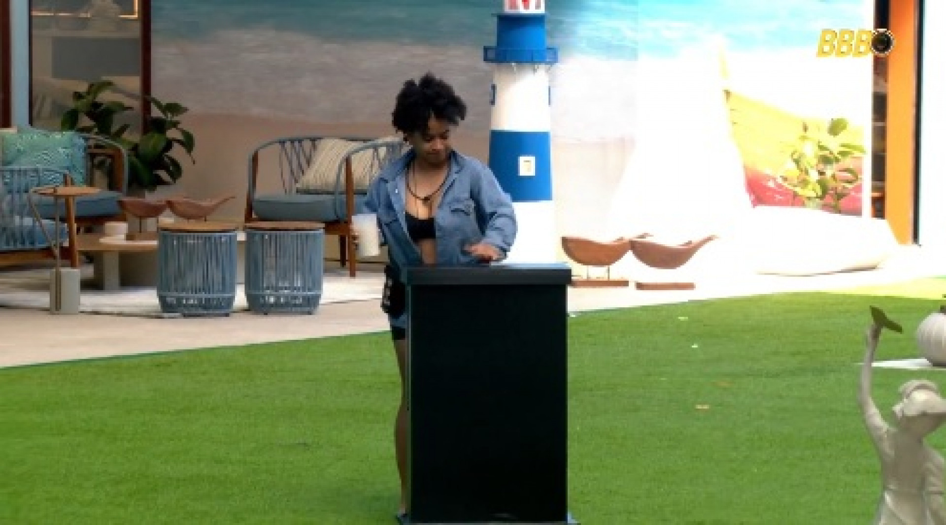 Milena acionou botão misterioso no gramado  - Reprodução de Vídeo