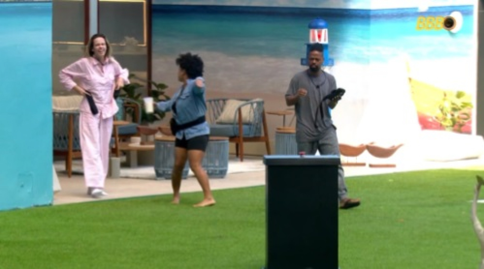 Sister mostrou para Leandro e Ana Paula o totem na área externa  - Reprodução de Vídeo