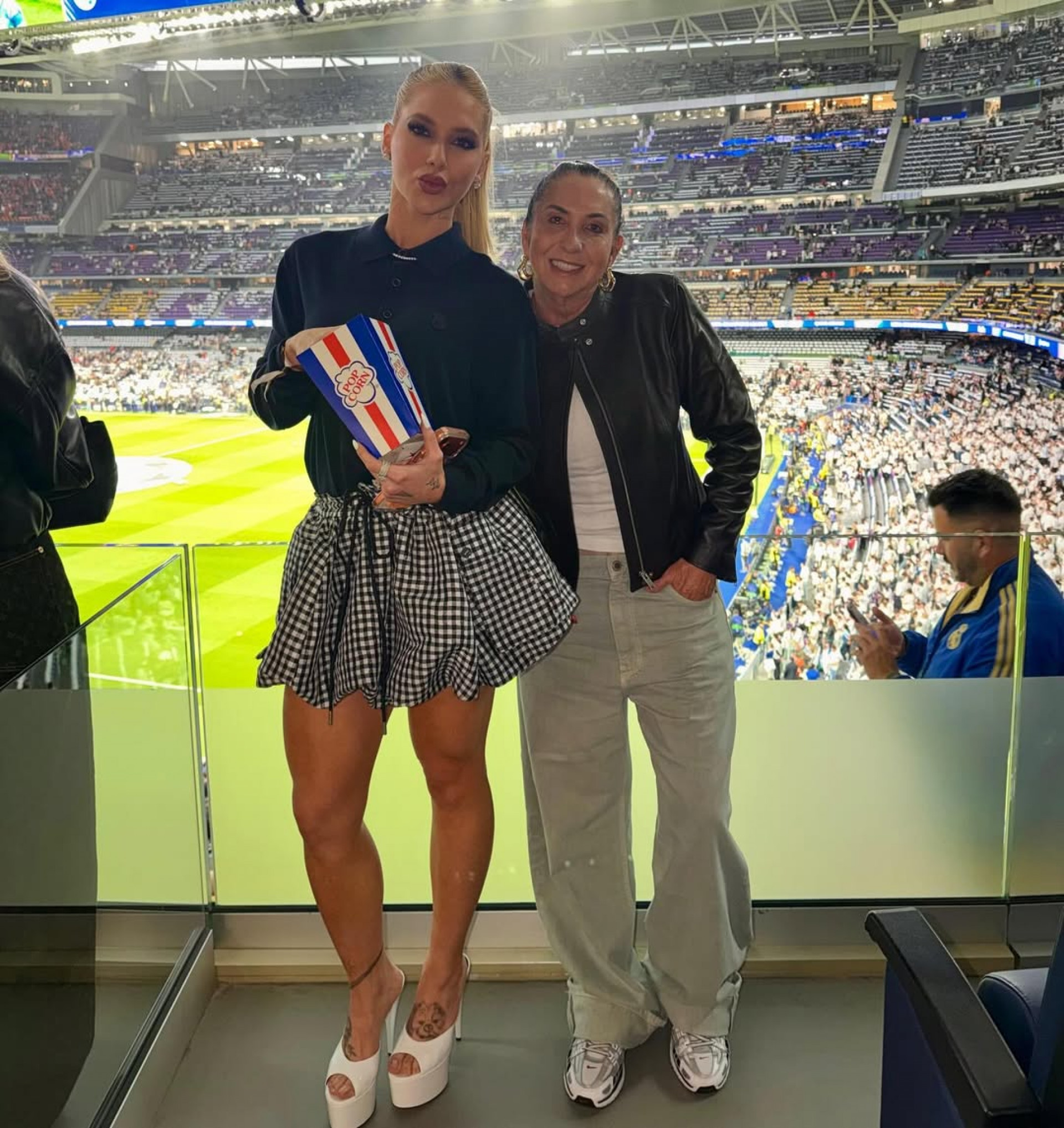 Virginia Fonseca com a mãe, Margareth Serra?o, em jogo do Real Madrid - Reprodução/Instagram 
