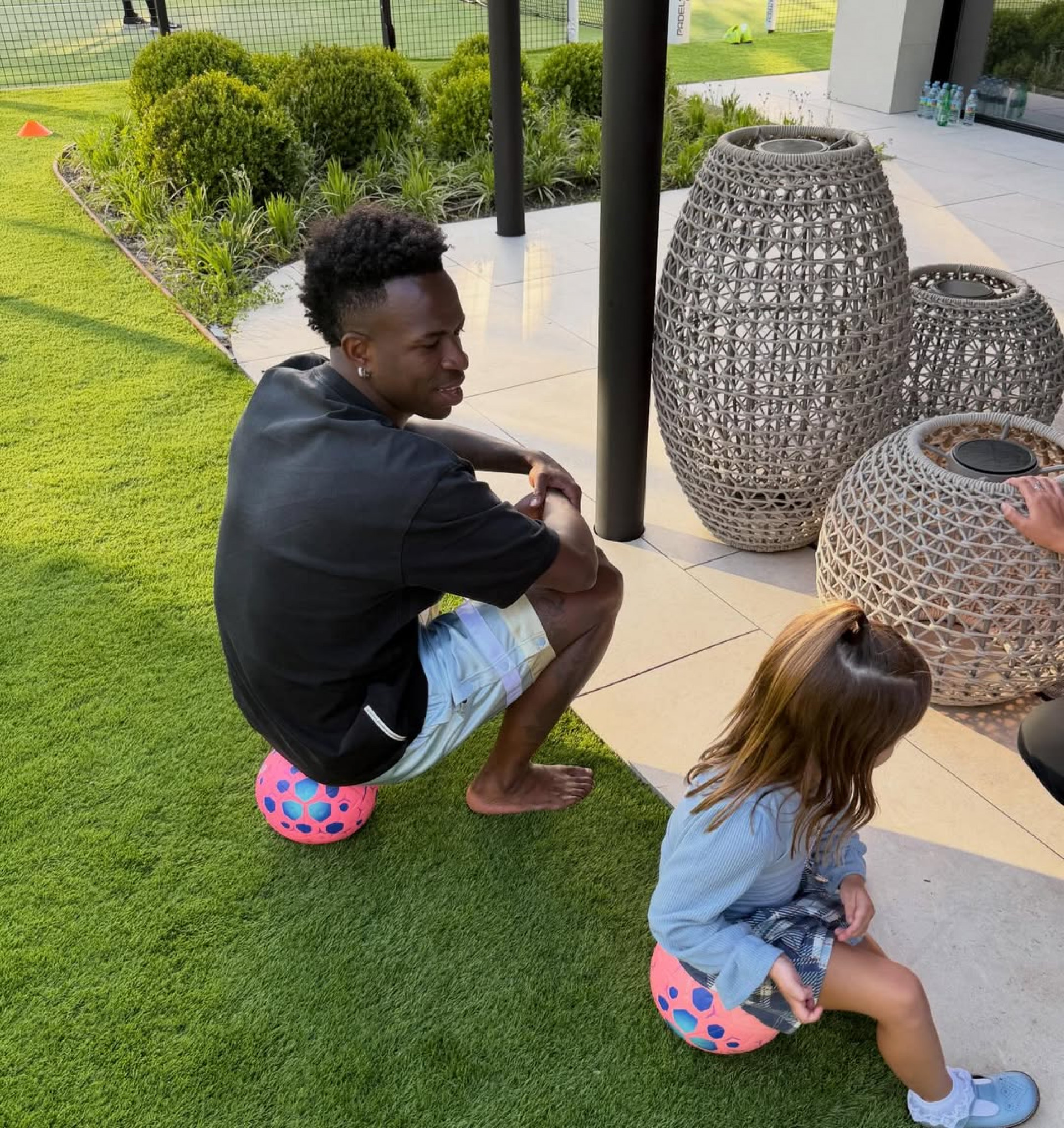 Vinicius Jr com uma das filhas da atual namorada, Virginia Fonseca  - Reprodução/Instagram 