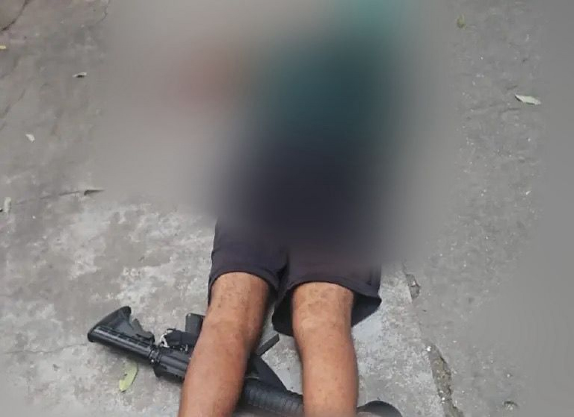 Homem tentou assaltar um policial civil com um fuzil falso - Reprodução / Redes sociais