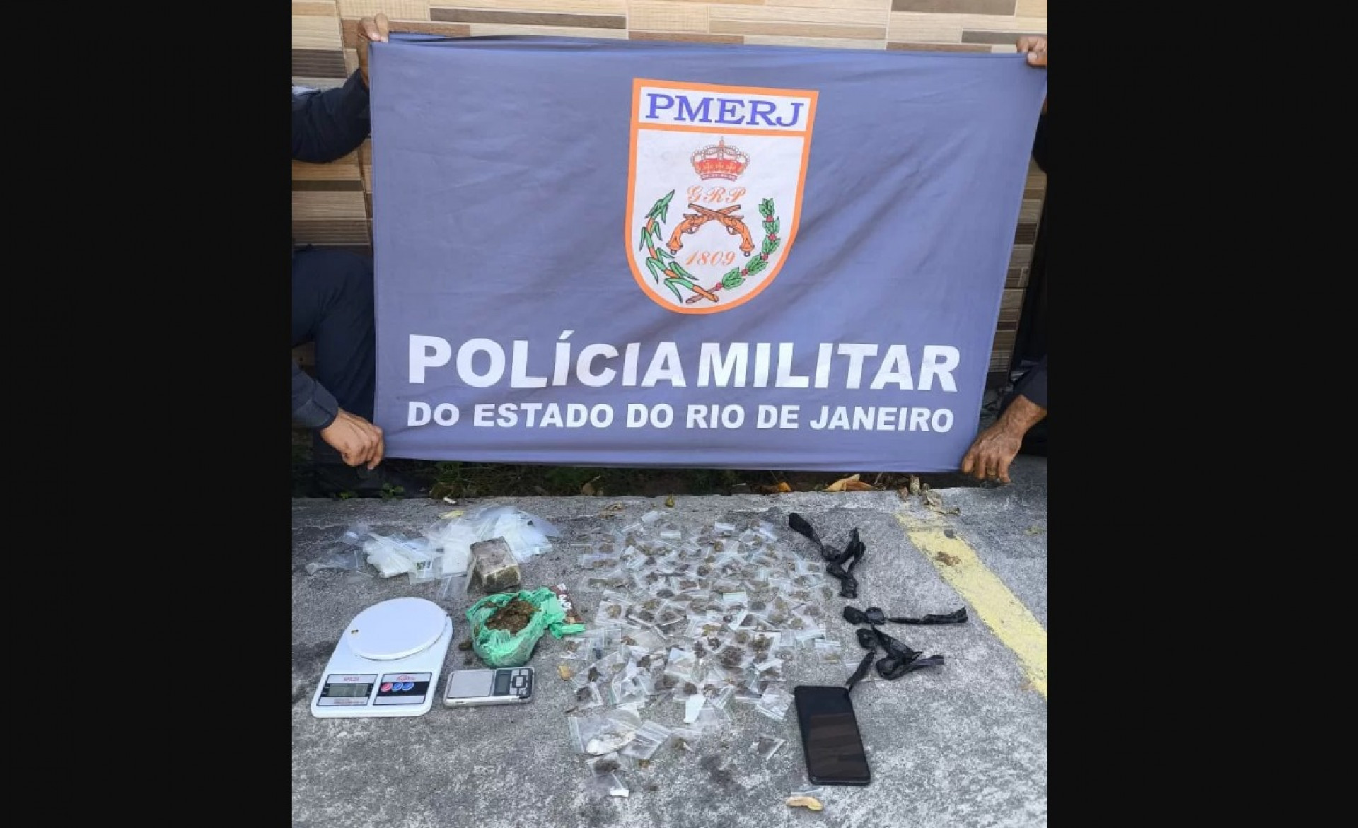 Homem é preso por tráfico após esconder drogas em pousada em Arraial do Cabo