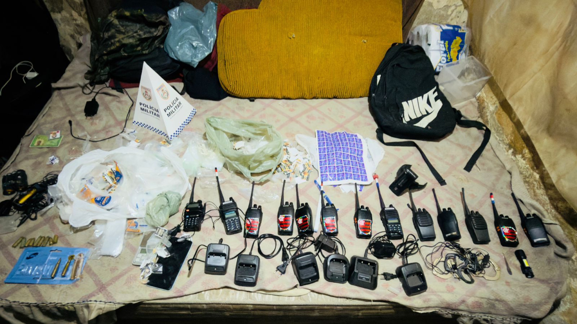 Polícia descobre casa usada pelo tráfico e apreende drogas, munições e rádio em Macaé