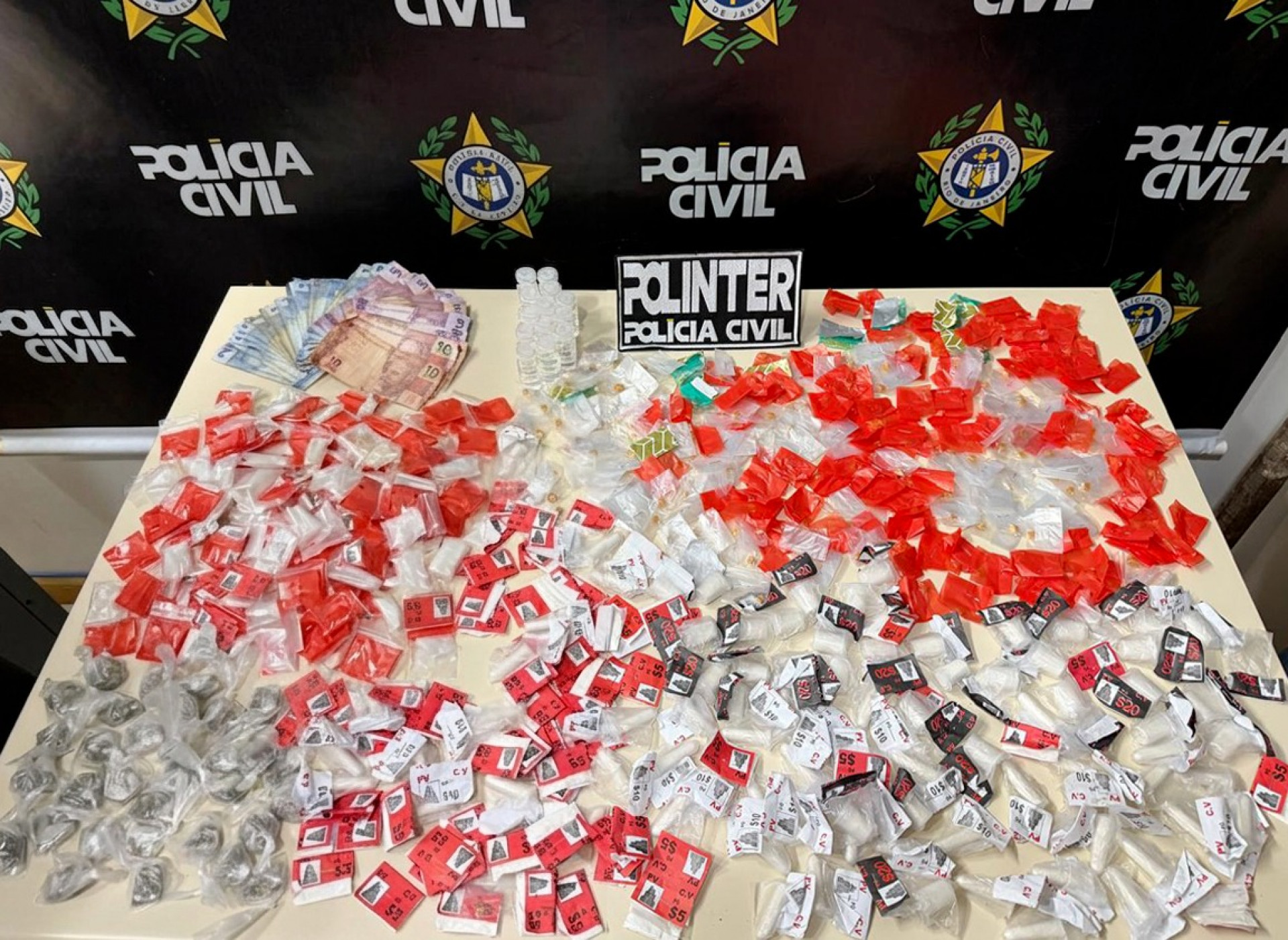 158 pinos, além de 262 pedras de crack, 24 tabletes de maconha e 13 frascos da substância conhecida como 