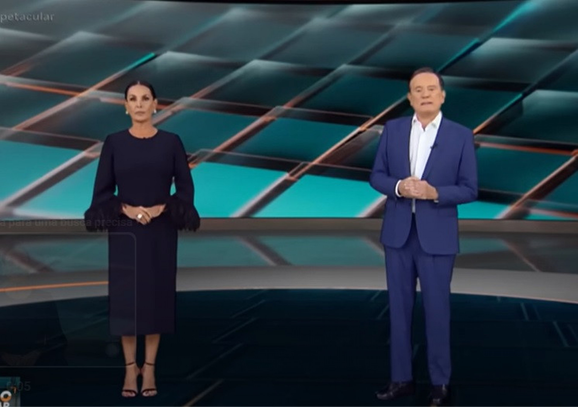 Carolina Ferraz apresentava a atração junto de Roberto Cabrini - Reprodução de vídeo / Record