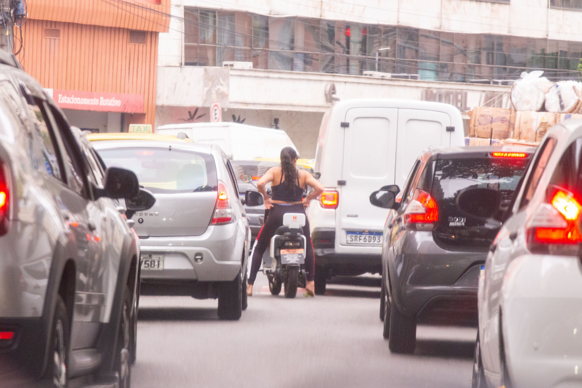Movimenta&ccedil;&atilde;o de motos e bicicletas el&eacute;tricas em Copacabana, zona sul do Rio, na tarde desta sexta-feira (10) - &Eacute;rica Martin/Ag&ecirc;ncia O Dia