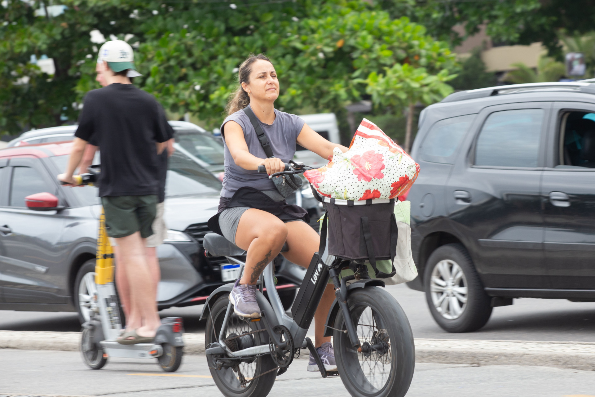 Movimenta&ccedil;&atilde;o de motos e bicicletas el&eacute;tricas em Copacabana, zona sul do Rio, na tarde desta sexta-feira (10) - &Eacute;rica Martin/Ag&ecirc;ncia O Dia