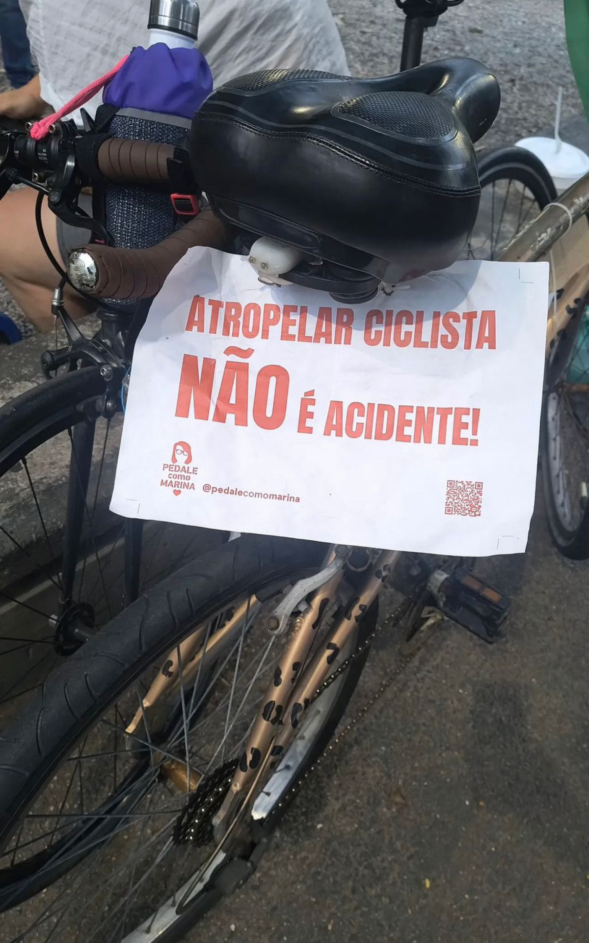 Ciclistas protestam na Tijuca ap&oacute;s morte de m&atilde;e e filho em acidente com &ocirc;nibus - Reprodu&ccedil;&atilde;o/Redes sociais
