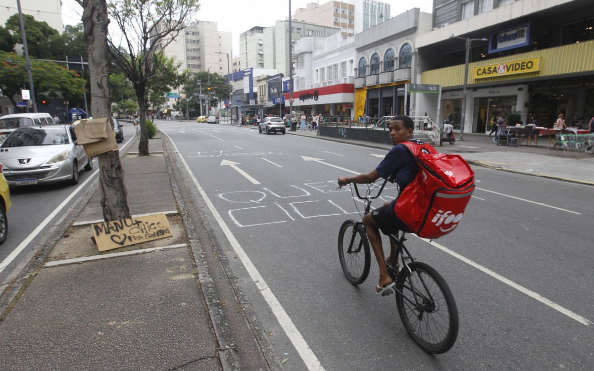 Obras para Implementação de uma nova ciclovia na Tijuca. Na foto, trecho entre a Praça Sans Pena e a Rua Uruguai, nesta sexta-feira (10).