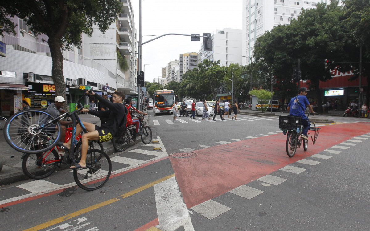 Obras para Implementação de uma nova ciclovia na Tijuca. Na foto, trecho entre a Praça Sans Pena e a Rua Uruguai, nesta sexta-feira (10).