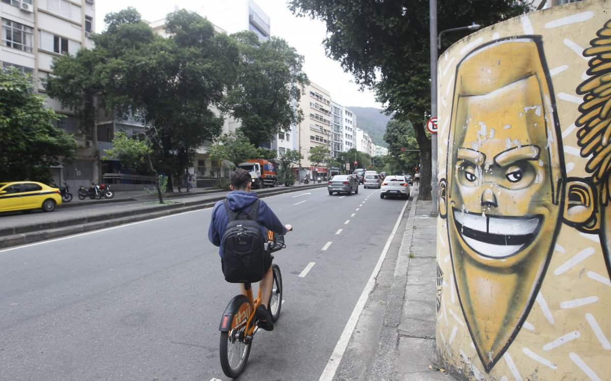 Obras para Implementação de uma nova ciclovia na Tijuca. Na foto, trecho entre a Praça Sans Pena e a Rua Uruguai, nesta sexta-feira (10).