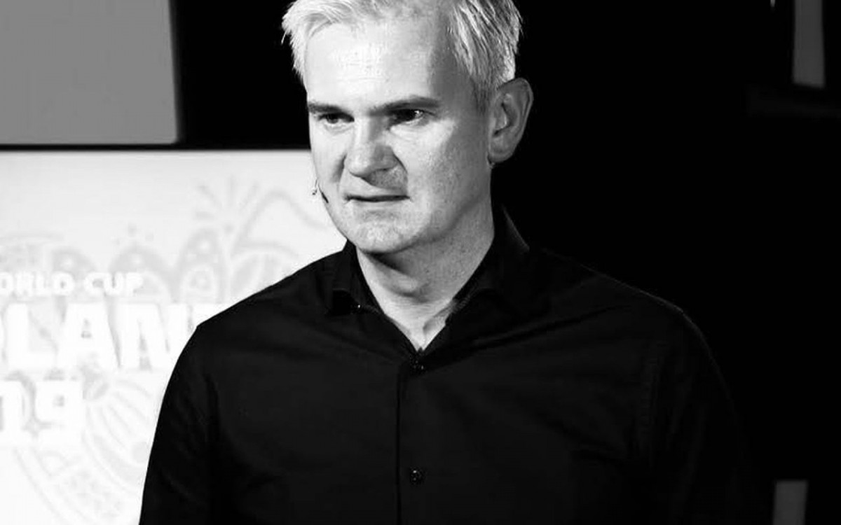 Auxiliar t&eacute;cnico da sele&ccedil;&atilde;o da Pol&ocirc;nia morre aos 49 anos