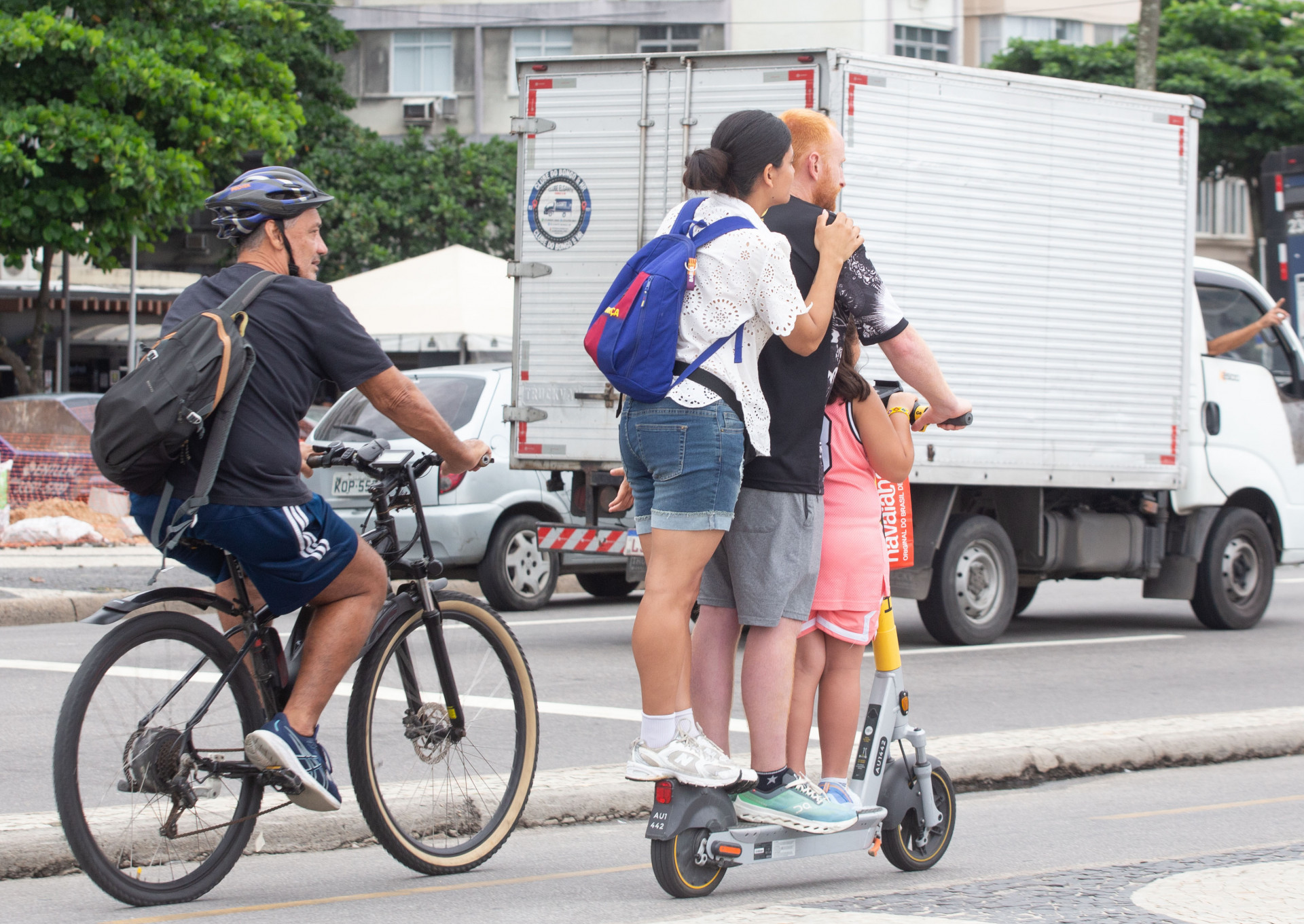 Movimenta&ccedil;&atilde;o de motos e bicicletas el&eacute;tricas em Copacabana, zona sul do Rio, na tarde desta sexta-feira (10) - &Eacute;rica Martin/Ag&ecirc;ncia O Dia