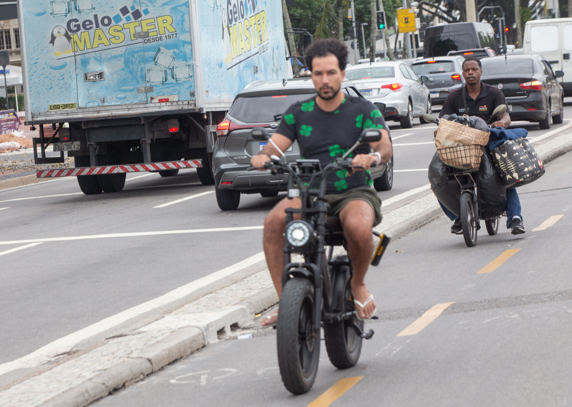 Movimenta&ccedil;&atilde;o de motos e bicicletas el&eacute;tricas em Copacabana, zona sul do Rio, na tarde desta sexta-feira (10) - &Eacute;rica Martin/Ag&ecirc;ncia O Dia
